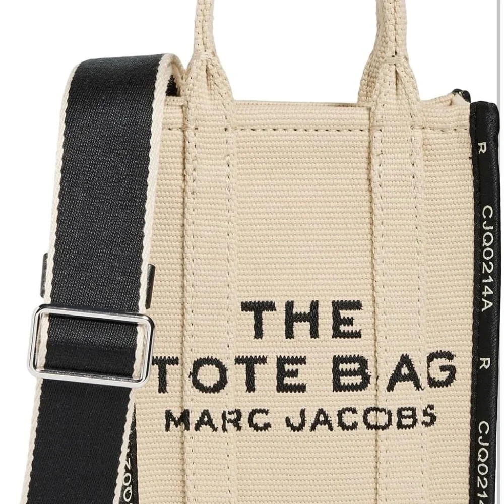 Marc Jacobs Beige Jacquard Crossbody Tote Bag “NEW”
In original packaging ‼️ - Picture 8 of 16